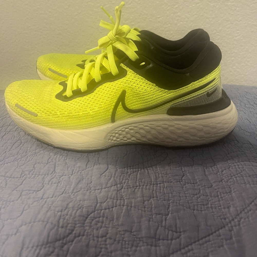 Nike Invincible Run (M8.5)